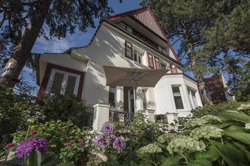 Badenstedt: Luxuriös sanierte Villa mit modernem Praxisanbau