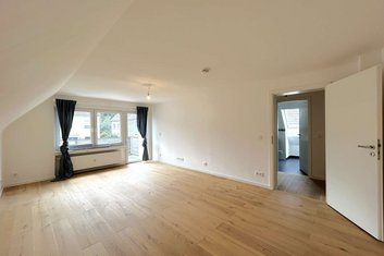 Frisch Saniert | Hochwertige 4 Zimmerwohnung mit Balkon und Garten